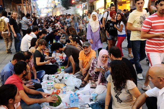 قصة مصورة : المتظاهرون الأتراك يتناولون إفطار أول أيام رمضان بالقرب من ساحة تقسيم