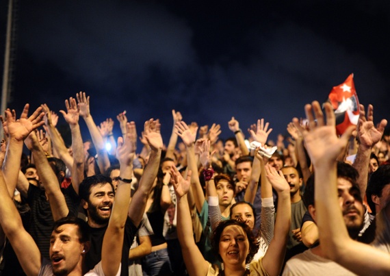 قصة مصورة : المتظاهرون الأتراك يتناولون إفطار أول أيام رمضان بالقرب من ساحة تقسيم