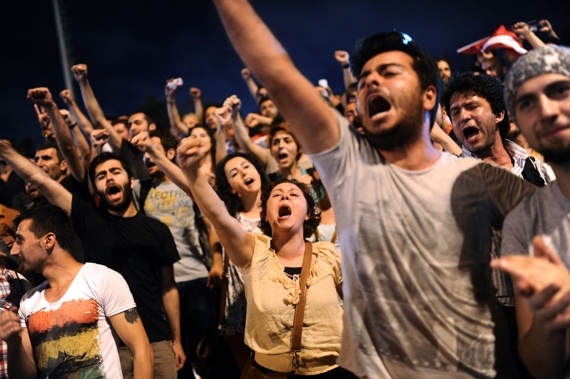 قصة مصورة : المتظاهرون الأتراك يتناولون إفطار أول أيام رمضان بالقرب من ساحة تقسيم