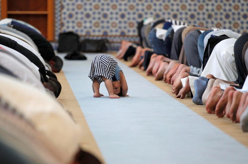 قصة مصورة: خلاف حول دخول شهر رمضان في فرنسا