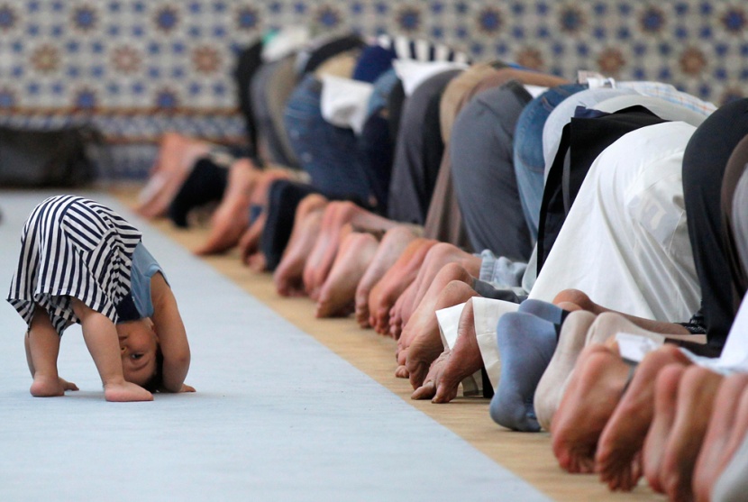 قصة مصورة: خلاف حول دخول شهر رمضان في فرنسا
