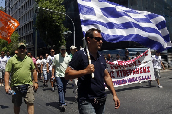 عمال المحليات في اليونان يضربون عن العمل احتجاجا على خطط لتسريح الآلاف