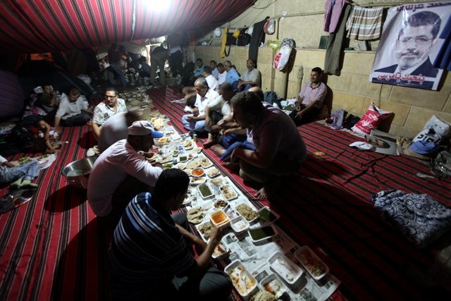 قصة مصورة : المسلمون في أول أيام شهر رمضان