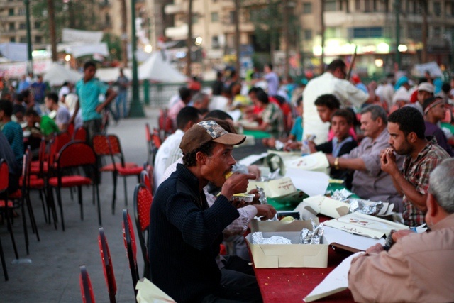 قصة مصورة : المسلمون في أول أيام شهر رمضان