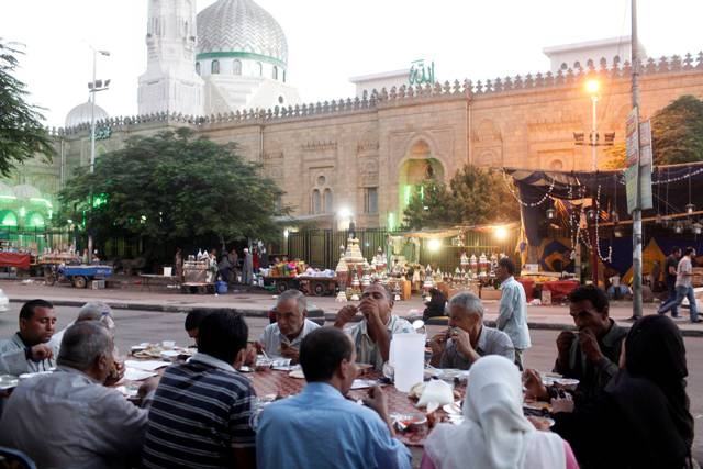 قصة مصورة : المسلمون في أول أيام شهر رمضان