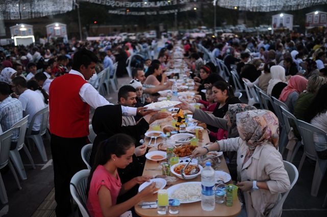 قصة مصورة : المسلمون في أول أيام شهر رمضان