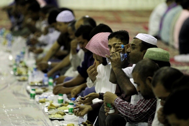 قصة مصورة : المسلمون في أول أيام شهر رمضان