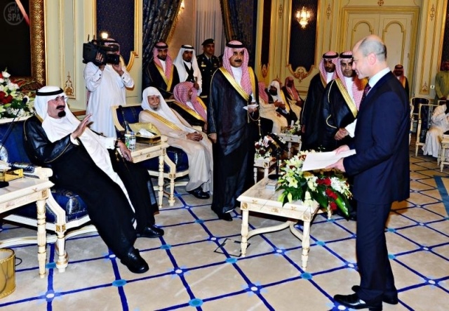 الملك يستقبل الأمراء والعلماء لتهنئته بالشهر الكريم .. ويتسلم أوراق اعتماد عدد من السفراء