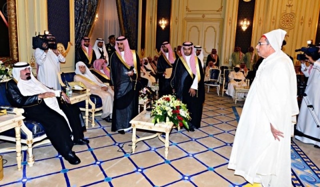 الملك يستقبل الأمراء والعلماء لتهنئته بالشهر الكريم .. ويتسلم أوراق اعتماد عدد من السفراء