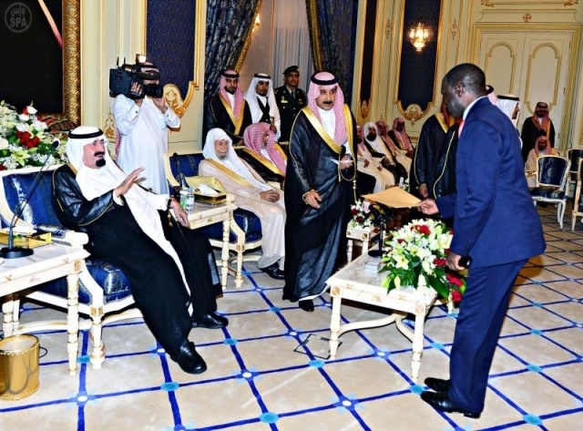 الملك يستقبل الأمراء والعلماء لتهنئته بالشهر الكريم .. ويتسلم أوراق اعتماد عدد من السفراء