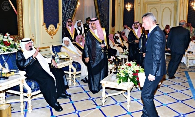 الملك يستقبل الأمراء والعلماء لتهنئته بالشهر الكريم .. ويتسلم أوراق اعتماد عدد من السفراء