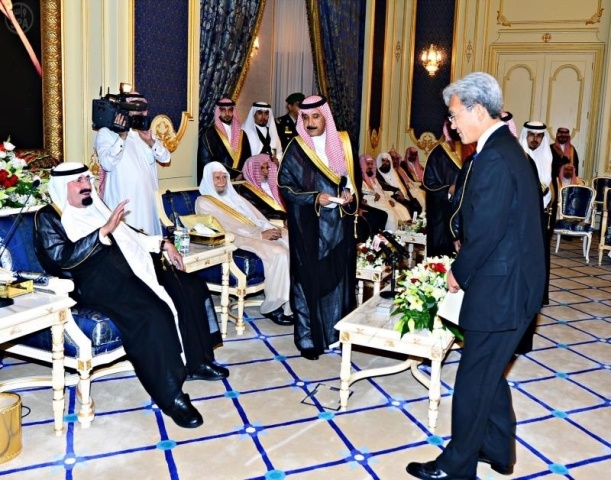 الملك يستقبل الأمراء والعلماء لتهنئته بالشهر الكريم .. ويتسلم أوراق اعتماد عدد من السفراء