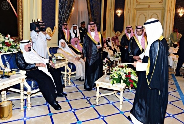 الملك يستقبل الأمراء والعلماء لتهنئته بالشهر الكريم .. ويتسلم أوراق اعتماد عدد من السفراء