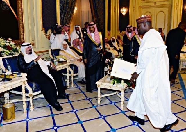 الملك يستقبل الأمراء والعلماء لتهنئته بالشهر الكريم .. ويتسلم أوراق اعتماد عدد من السفراء