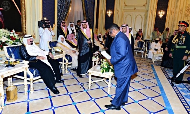 الملك يستقبل الأمراء والعلماء لتهنئته بالشهر الكريم .. ويتسلم أوراق اعتماد عدد من السفراء