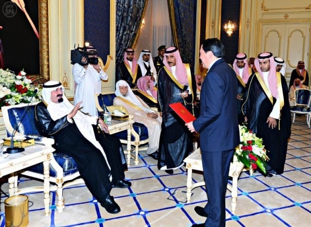 الملك يستقبل الأمراء والعلماء لتهنئته بالشهر الكريم .. ويتسلم أوراق اعتماد عدد من السفراء