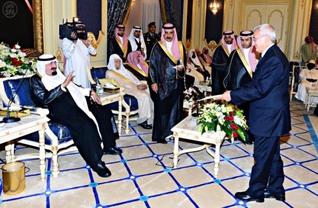 الملك يستقبل الأمراء والعلماء لتهنئته بالشهر الكريم .. ويتسلم أوراق اعتماد عدد من السفراء