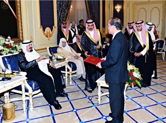 الملك يستقبل الأمراء والعلماء لتهنئته بالشهر الكريم .. ويتسلم أوراق اعتماد عدد من السفراء