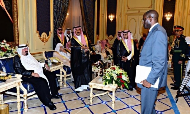 الملك يستقبل الأمراء والعلماء لتهنئته بالشهر الكريم .. ويتسلم أوراق اعتماد عدد من السفراء