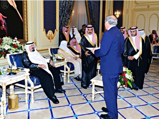 الملك يستقبل الأمراء والعلماء لتهنئته بالشهر الكريم .. ويتسلم أوراق اعتماد عدد من السفراء