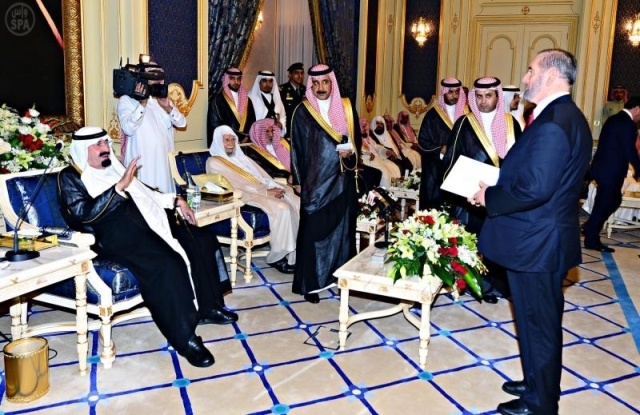 الملك يستقبل الأمراء والعلماء لتهنئته بالشهر الكريم .. ويتسلم أوراق اعتماد عدد من السفراء