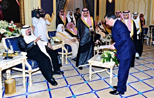 الملك يستقبل الأمراء والعلماء لتهنئته بالشهر الكريم .. ويتسلم أوراق اعتماد عدد من السفراء