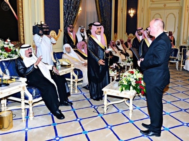 الملك يستقبل الأمراء والعلماء لتهنئته بالشهر الكريم .. ويتسلم أوراق اعتماد عدد من السفراء