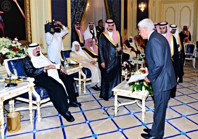 الملك يستقبل الأمراء والعلماء لتهنئته بالشهر الكريم .. ويتسلم أوراق اعتماد عدد من السفراء
