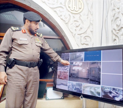 مخالفات من المعتمرين بالدخول إلى صحن المطاف