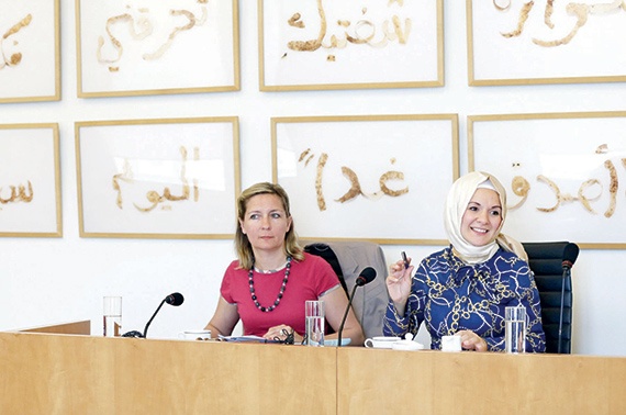 البلجيكية ماهينور أوزديمير «مسلمة من أصل تركي» تظهر بالحجاب في البرلمان البلجيكي، وهي أول امرأة ترتدي حجابا في البرلمانات الأورو