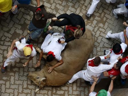 قصة مصورة: تدافع وإصابات في مهرجان الثيران بأسبانيا