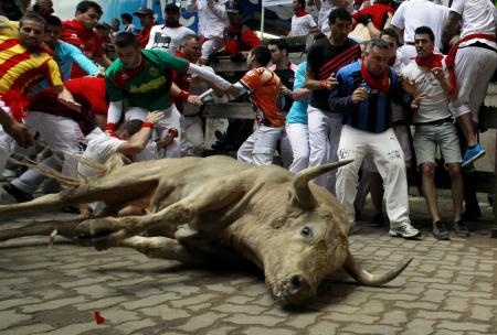 قصة مصورة: تدافع وإصابات في مهرجان الثيران بأسبانيا