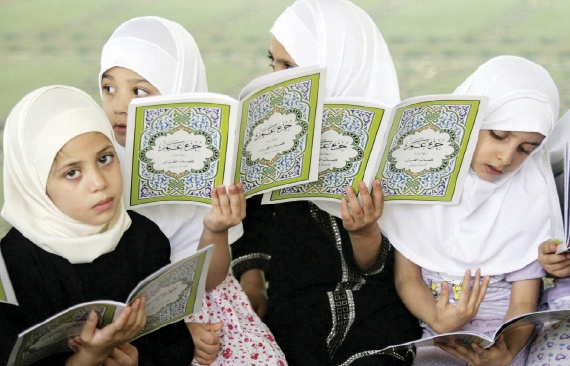 فتيات فلسطينيات يقرأن القرآن في أحد مساجد الضفة الغربية في فلسطين أمس