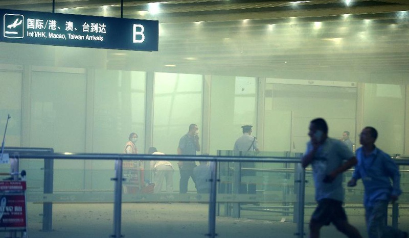 رجل على كرسي متحرك يفجر عبوة في مطار بكين