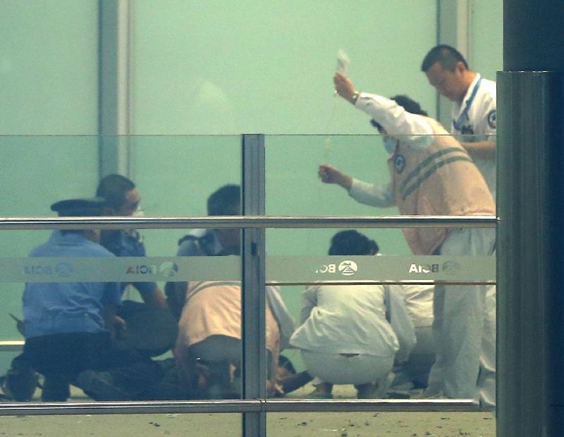 رجل على كرسي متحرك يفجر عبوة في مطار بكين