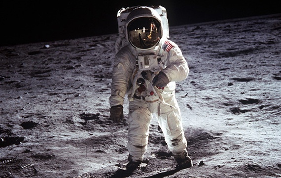في مثل هذا اليوم .. رائد الفضاء الامريكي نيل ارمسترونغ يمشي على سطح القمر
