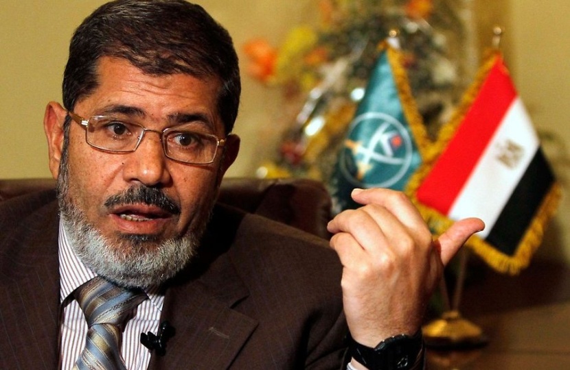 حبس مرسي 15 يوماً بتهمة «التخابر مع حماس واقتحام السجون»