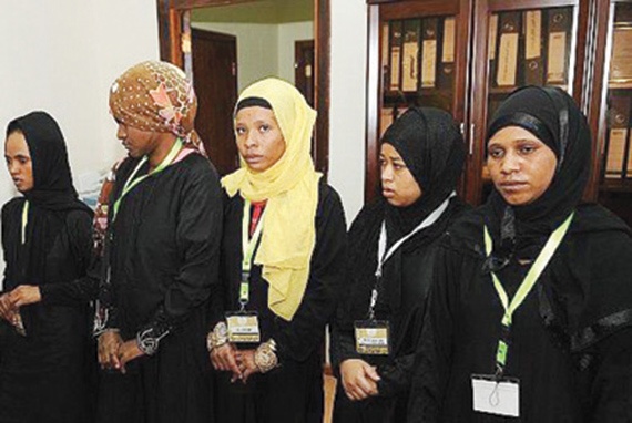 «أخلاقيات البيت السعودي» تدخل 28 عاملة منزلية الإسلام شهريا