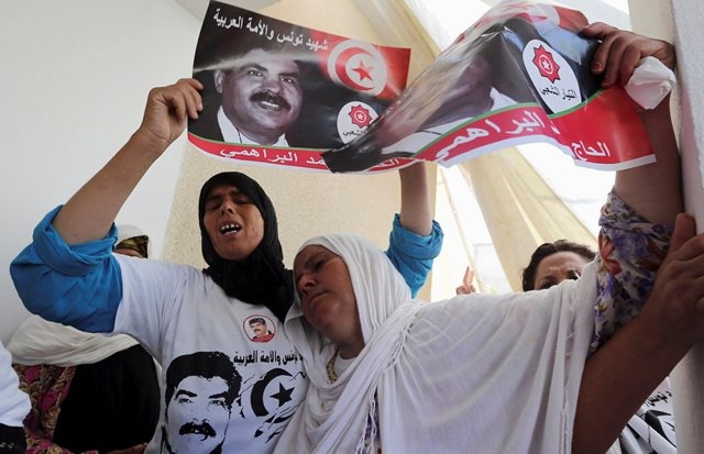 الشرطة التونسية  تطلق الغاز المسيل للدموع  لتفريق المتظاهرين امام المجلس التاسيسي