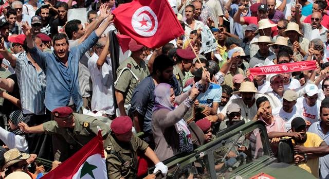 الشرطة التونسية  تطلق الغاز المسيل للدموع  لتفريق المتظاهرين امام المجلس التاسيسي