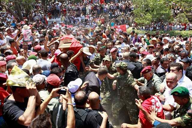 الشرطة التونسية  تطلق الغاز المسيل للدموع  لتفريق المتظاهرين امام المجلس التاسيسي