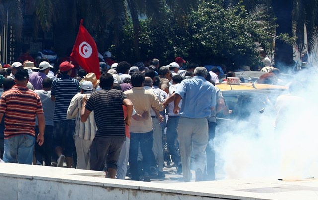 الشرطة التونسية  تطلق الغاز المسيل للدموع  لتفريق المتظاهرين امام المجلس التاسيسي