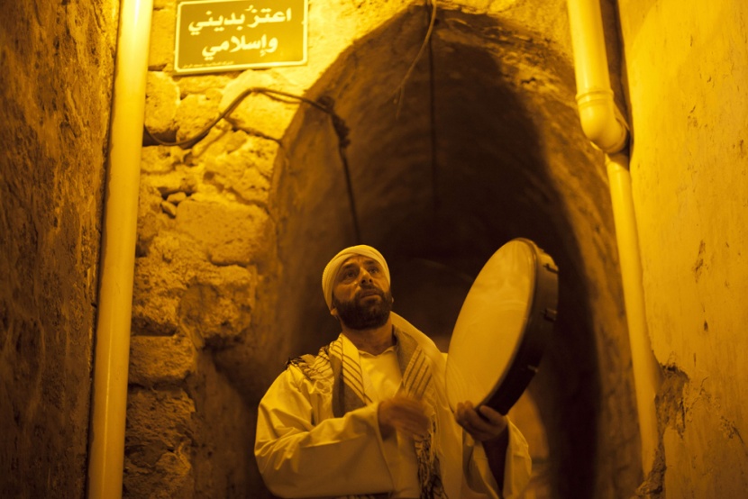 المسحراتي ميشيل أيوب.. مسيحي يوقظ المسلمين على سحورهم في جوف الليل