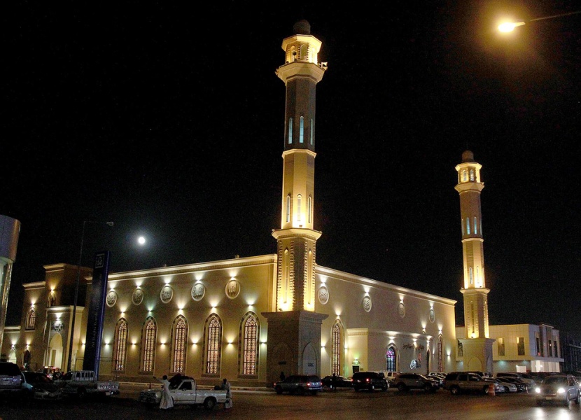 الصلاة خلف الشيخ الكلباني تستقطب المئات من سكان الرياض