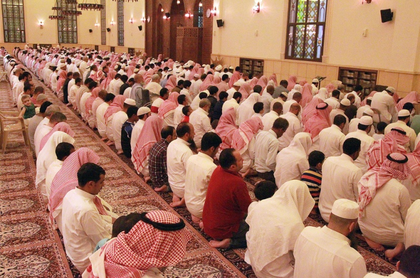 الصلاة خلف الشيخ الكلباني تستقطب المئات من سكان الرياض
