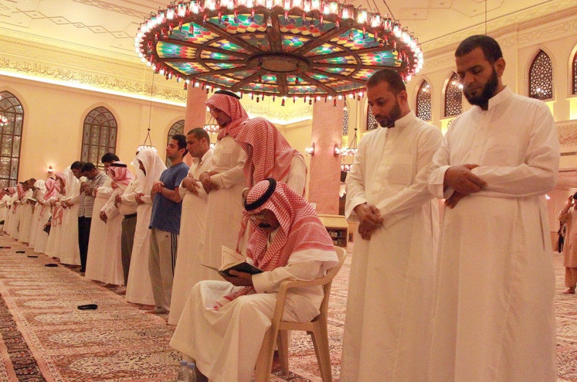 الصلاة خلف الشيخ الكلباني تستقطب المئات من سكان الرياض