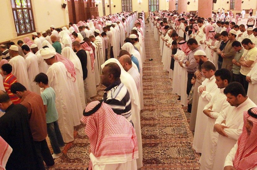 الصلاة خلف الشيخ الكلباني تستقطب المئات من سكان الرياض