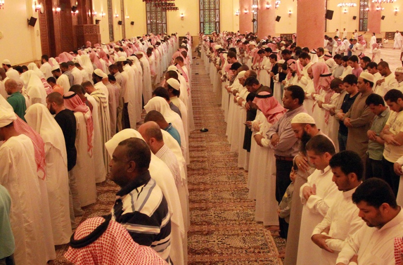 الصلاة خلف الشيخ الكلباني تستقطب المئات من سكان الرياض
