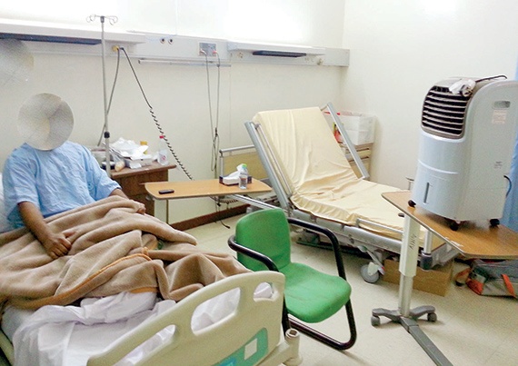 قسم التنويم في مستشفى الأمير سلمان بلا تكييف.. والمرضى يحضرون مكيفات متنقلة