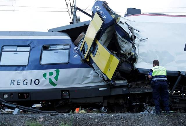 قصة مصورة : أكثر من 40 مصابا في حادث تصادم قطارين في سويسرا